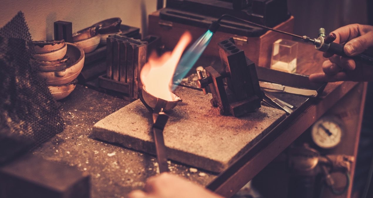 کد حروف حک شده روی طلا نشان دهنده چیست؟